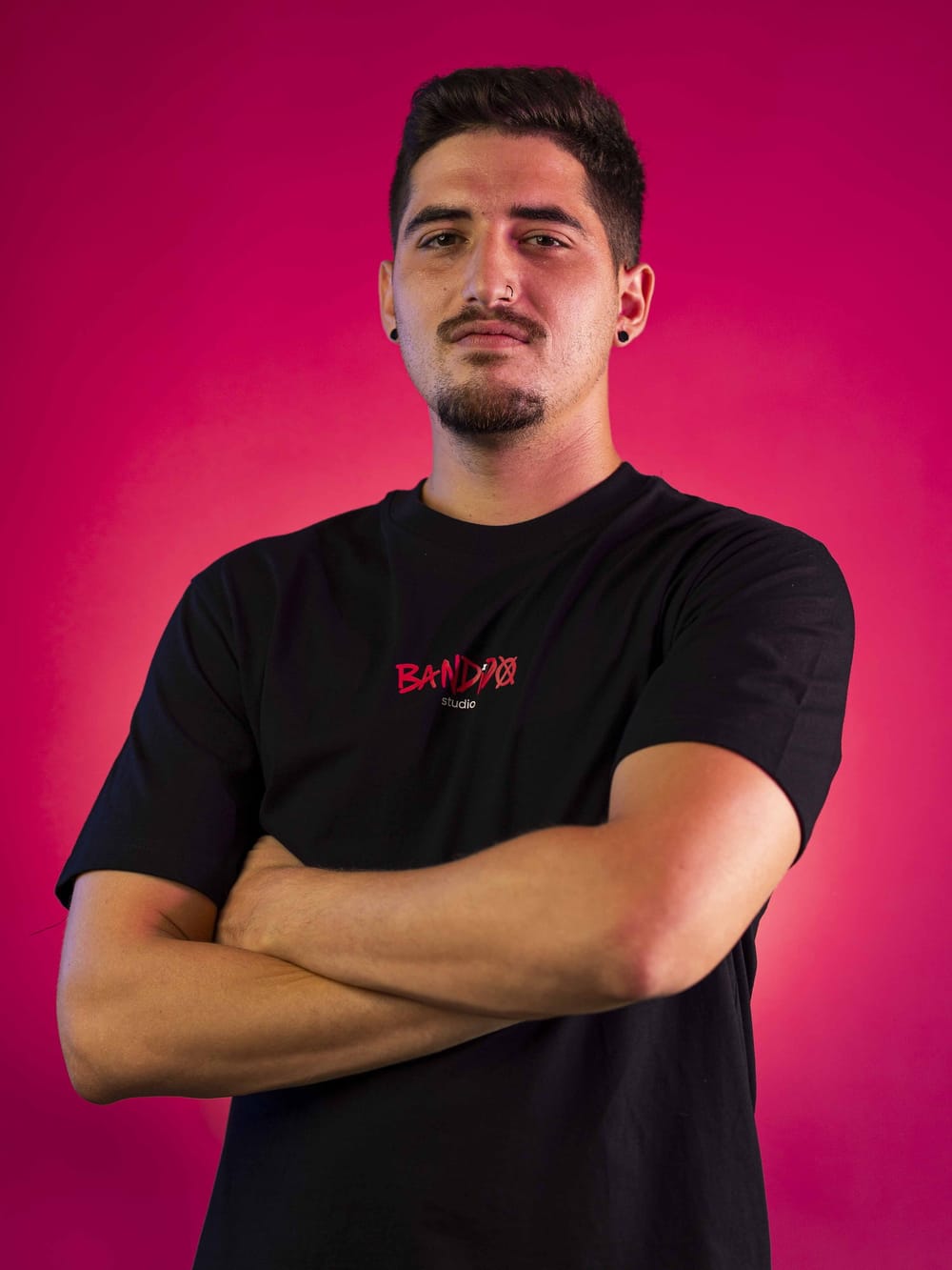 Retrato de Ivan sobre fondo rosa, con la camiseta de Bandido Studio