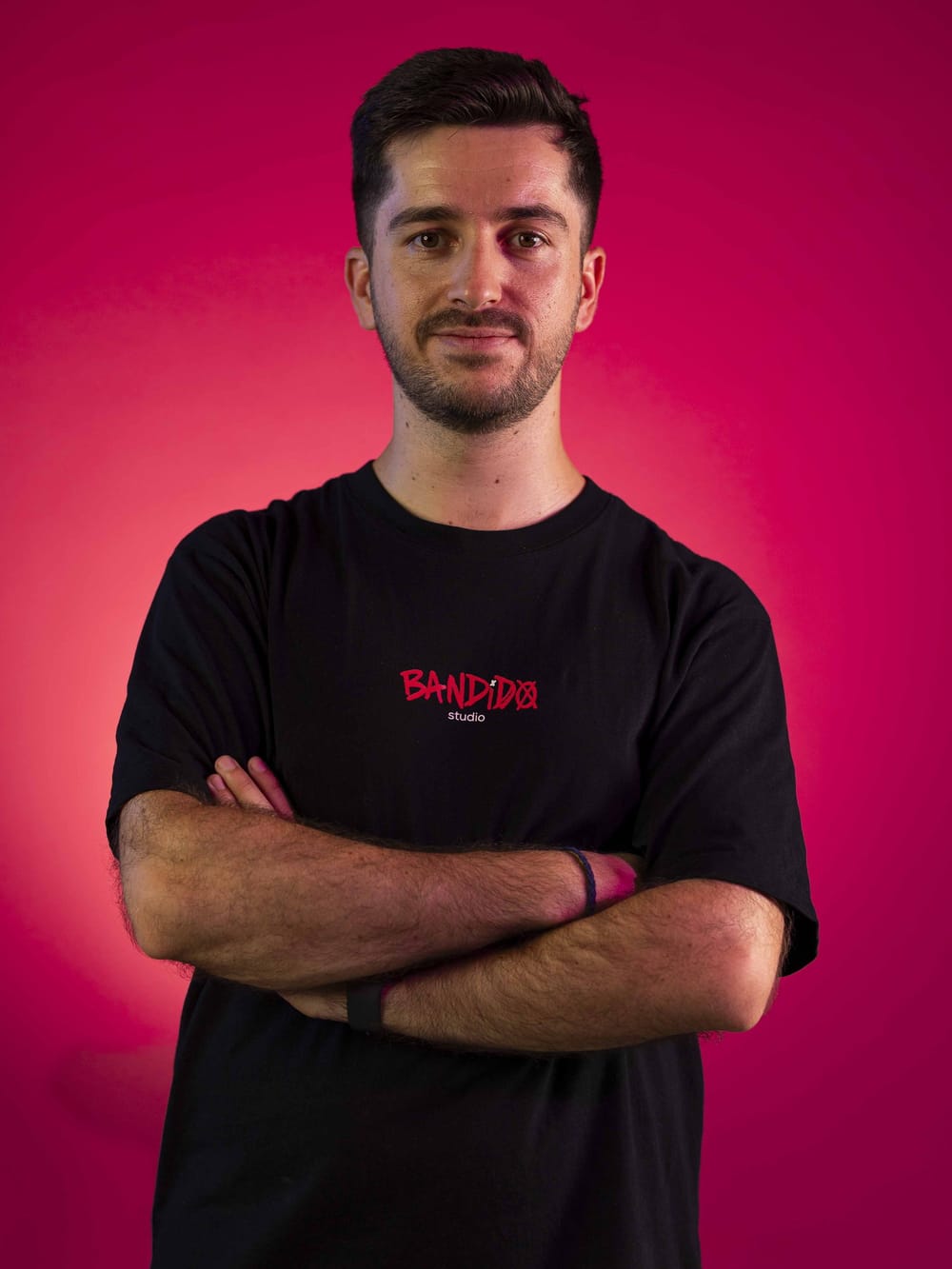 Retrato de Mario Gascón sobre fondo rosa, con la camiseta de Bandido Studio