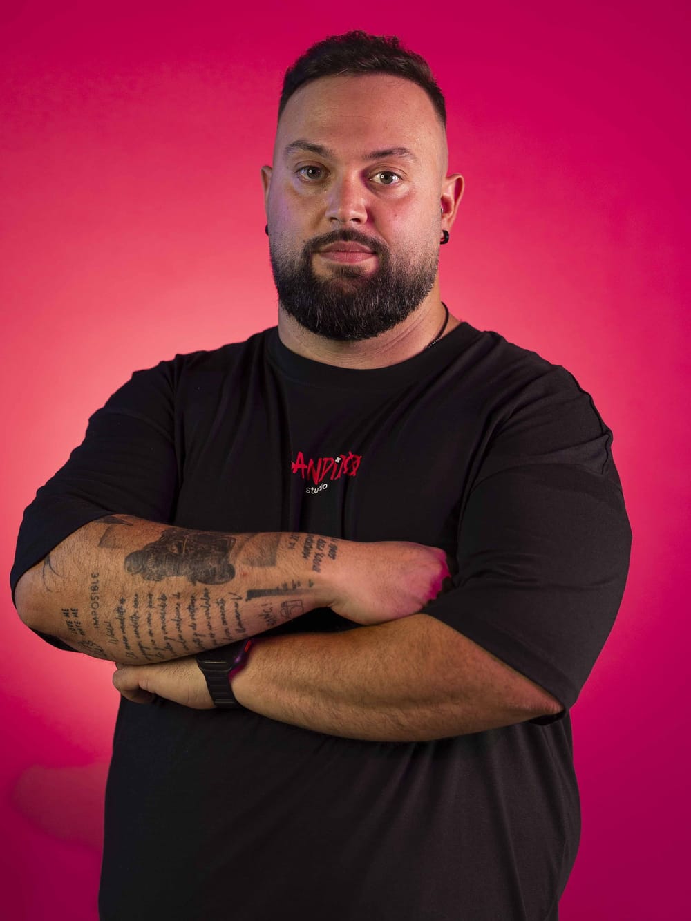 Retrato de Víctor Khalaf sobre fondo rosa, con la camiseta de Bandido Studio